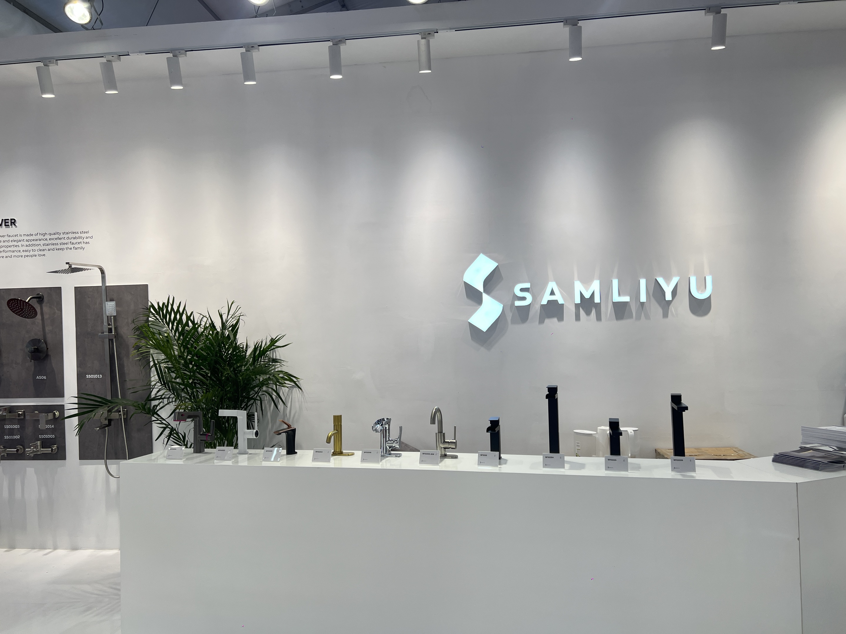 черный смеситель для ванной