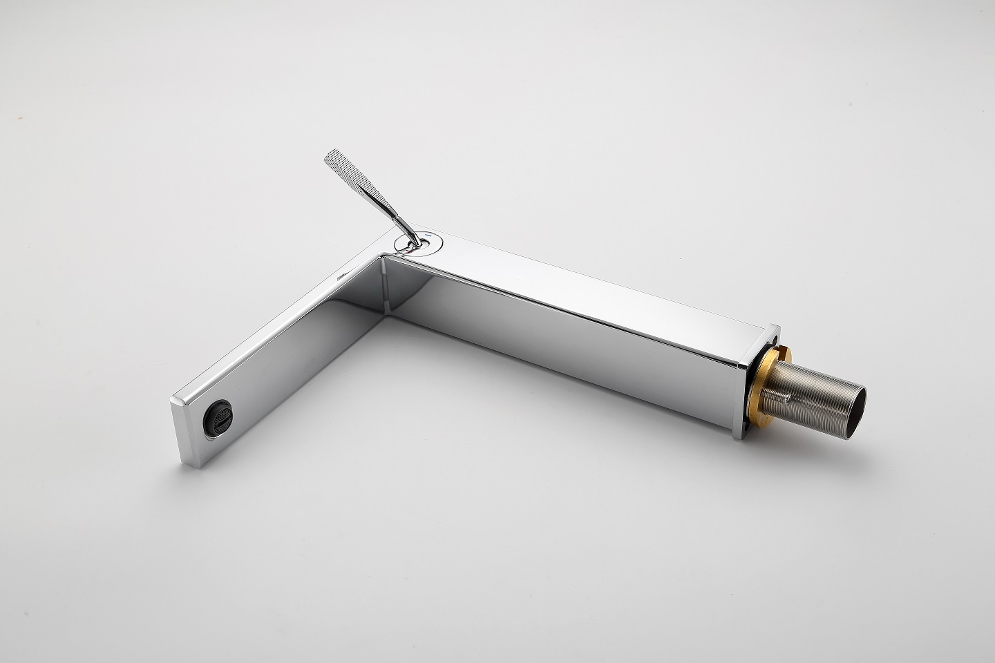 раковина и смеситель в ванной