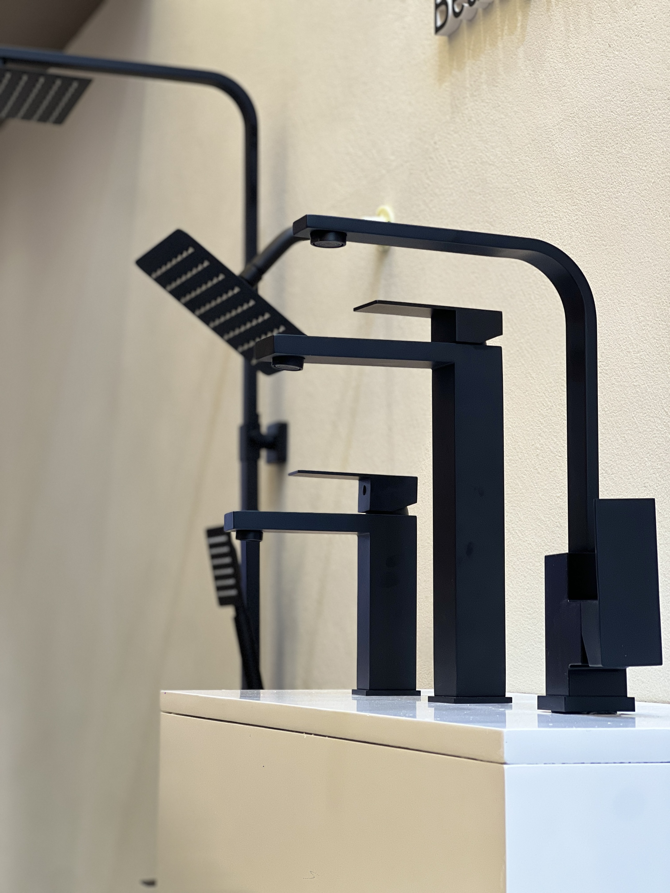 черный смеситель для ванной