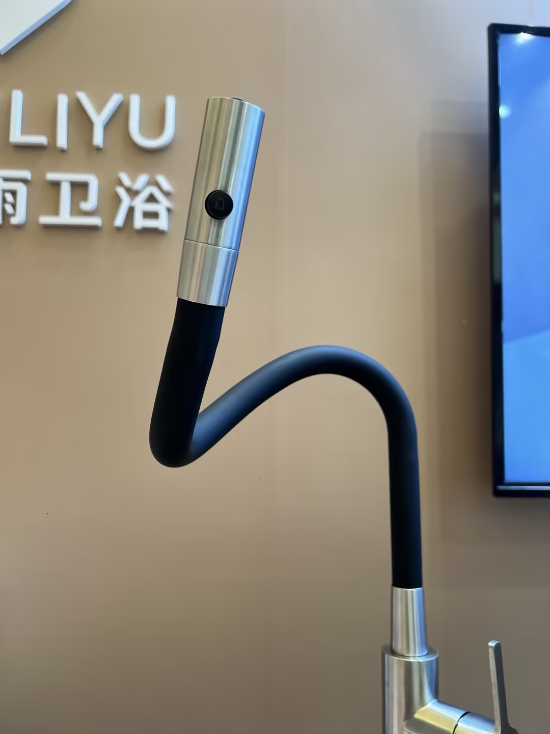 черный кухонный смеситель