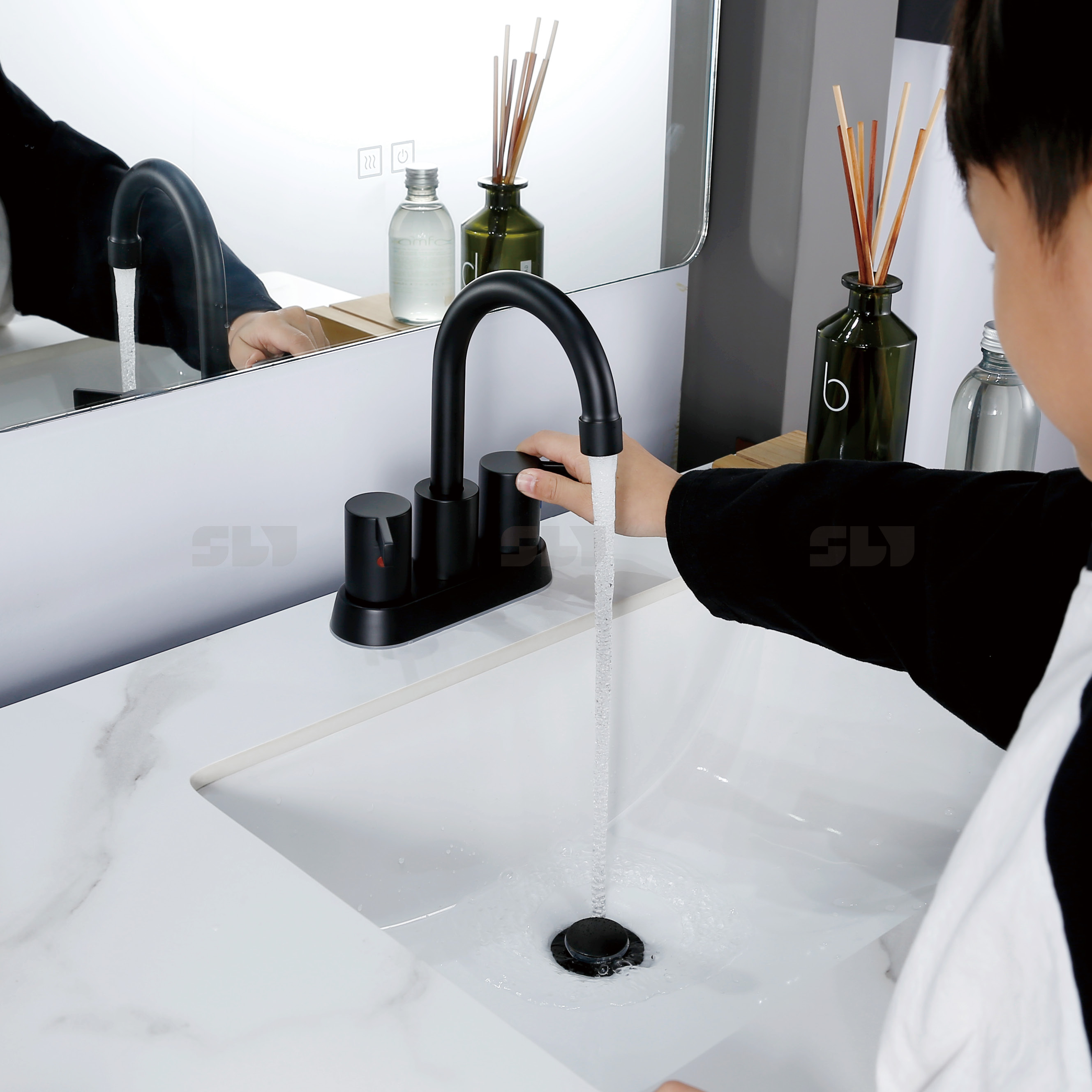 современный смеситель для ванной комнаты