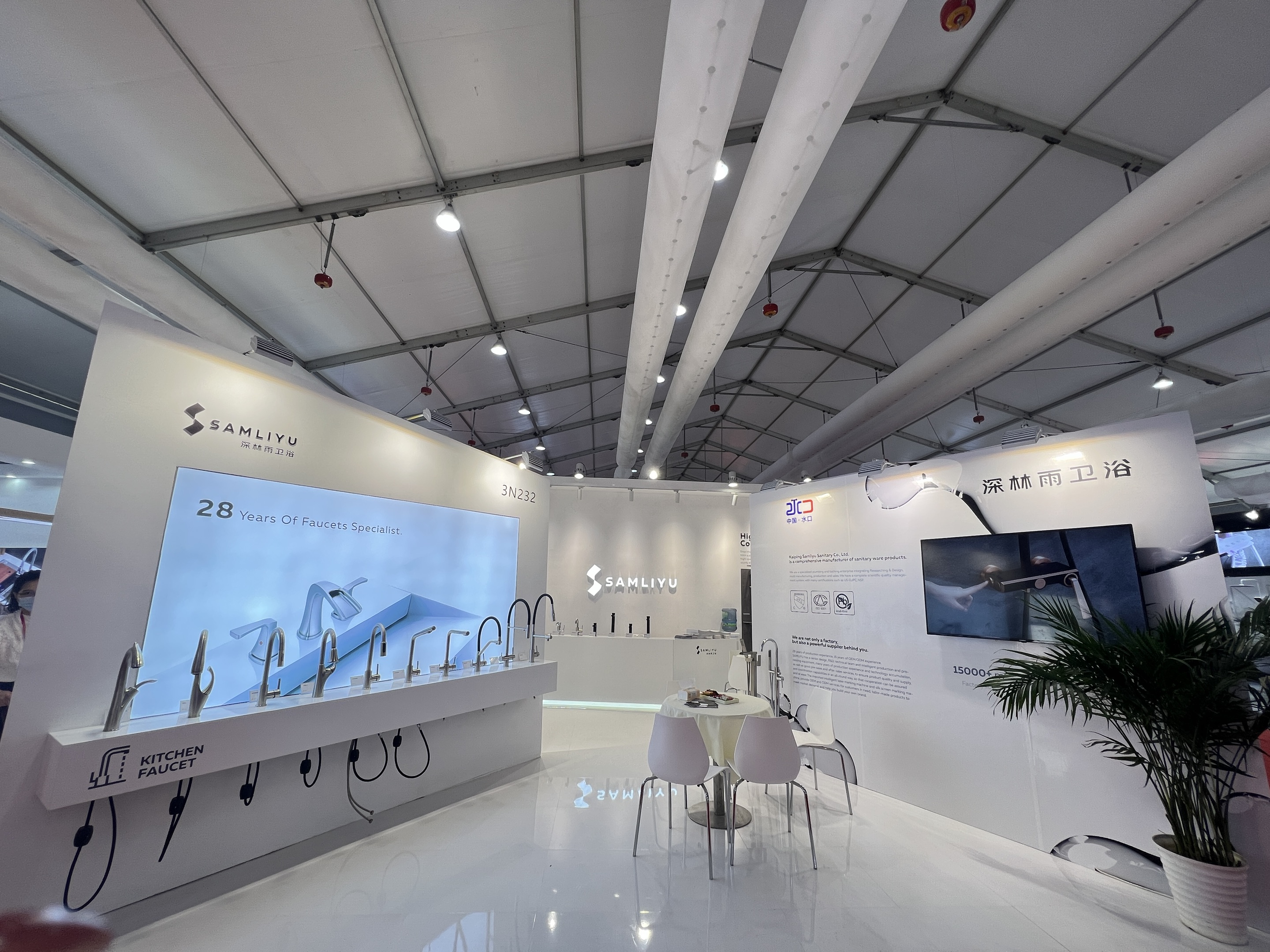 хромированный смеситель для ванной