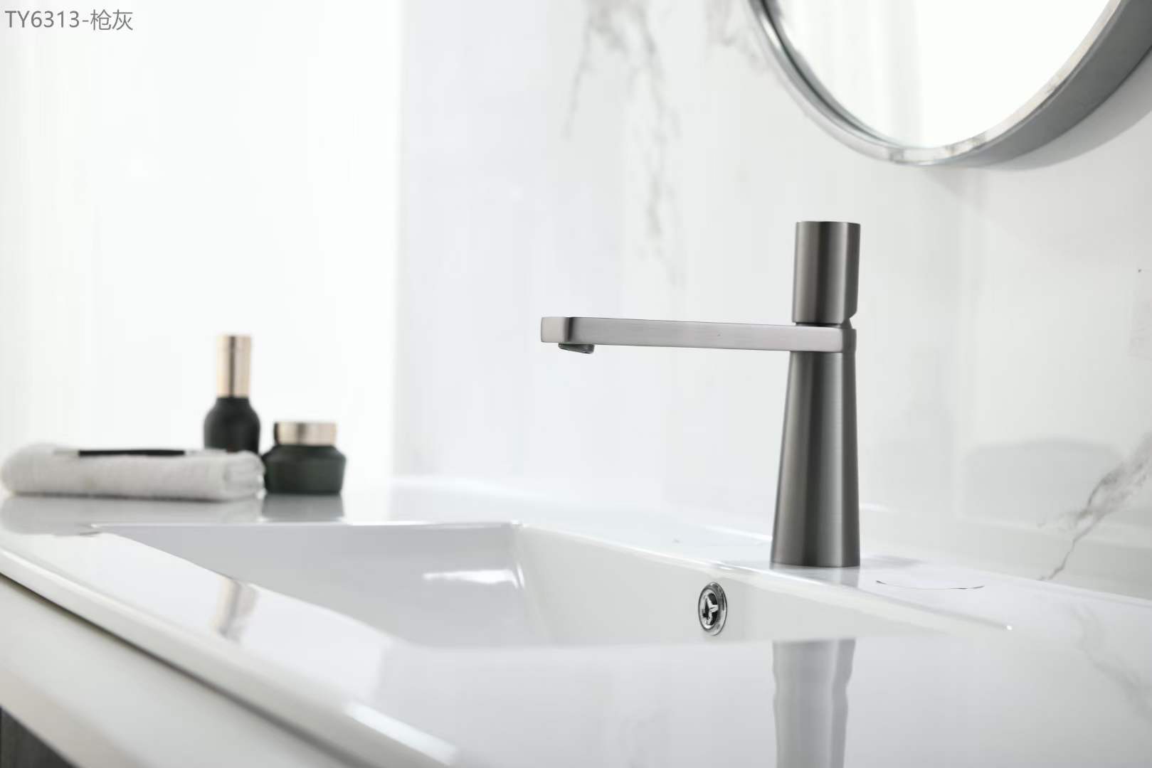 старинный латунный кран