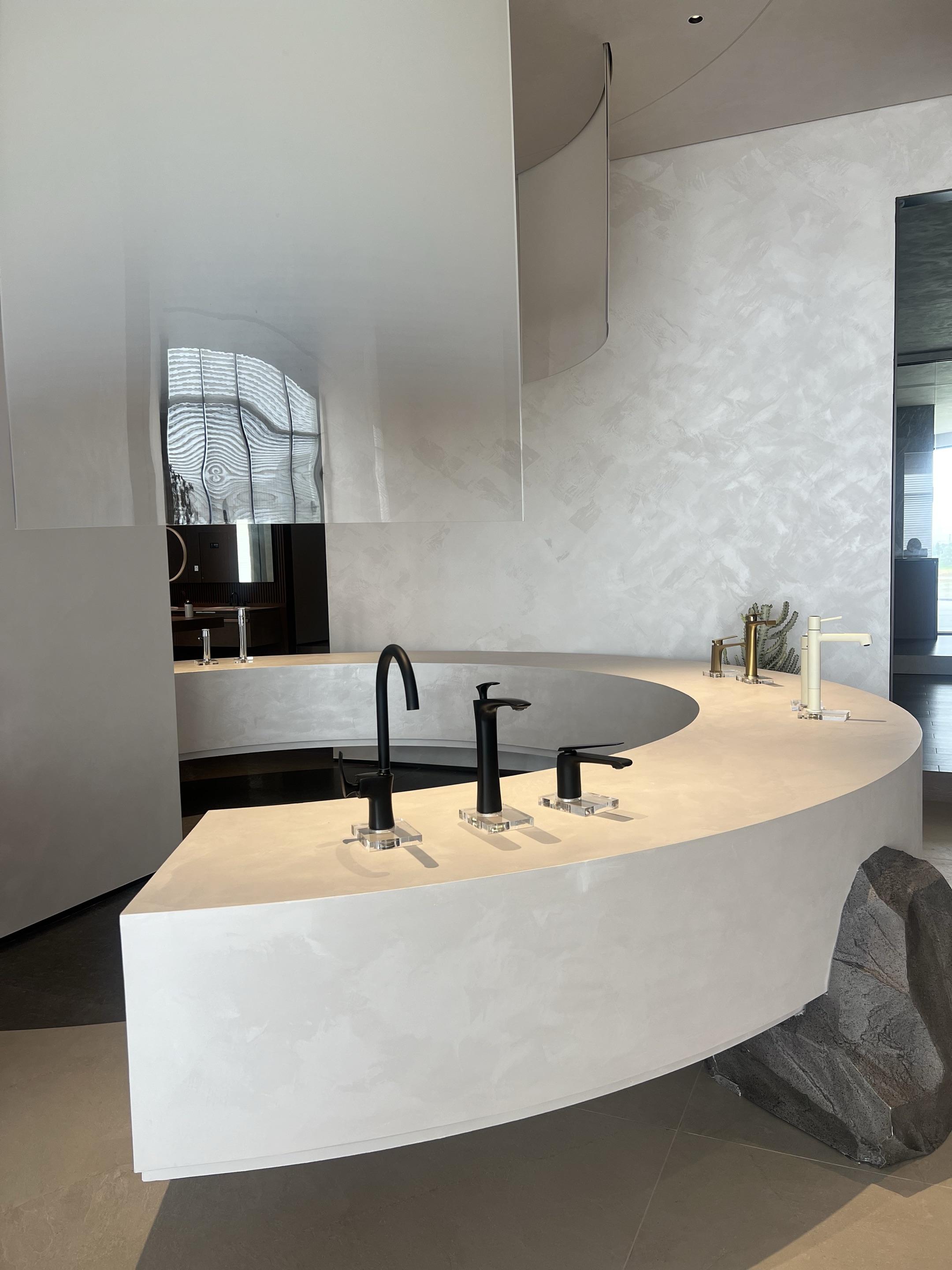 Смеситель ванной комнаты.