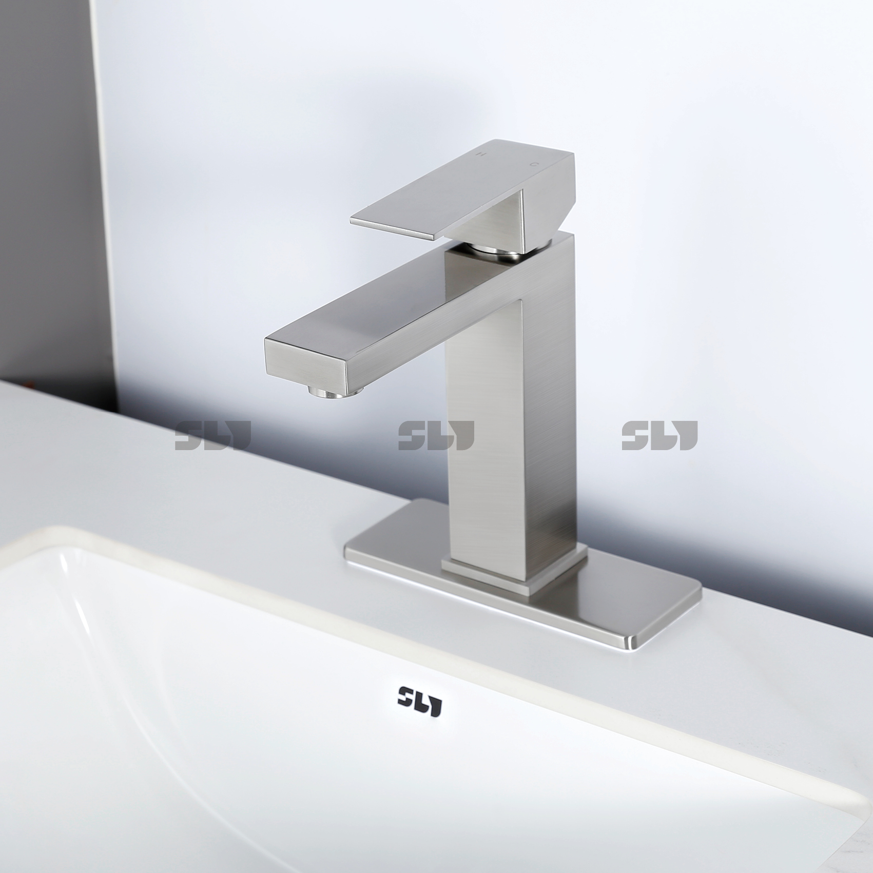 один кран из нержавеющей стали