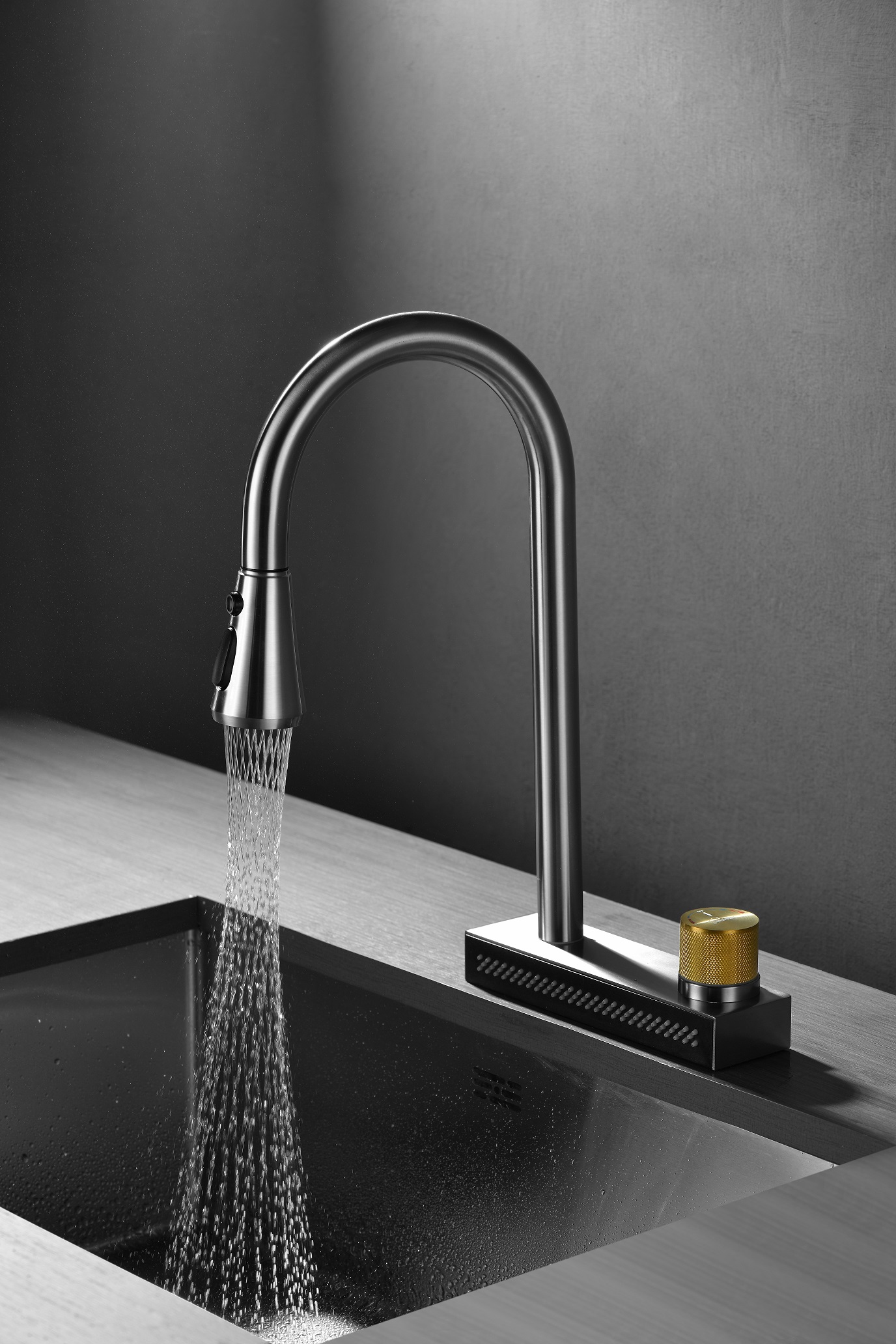 Черный смеситель для кухонной мойки 