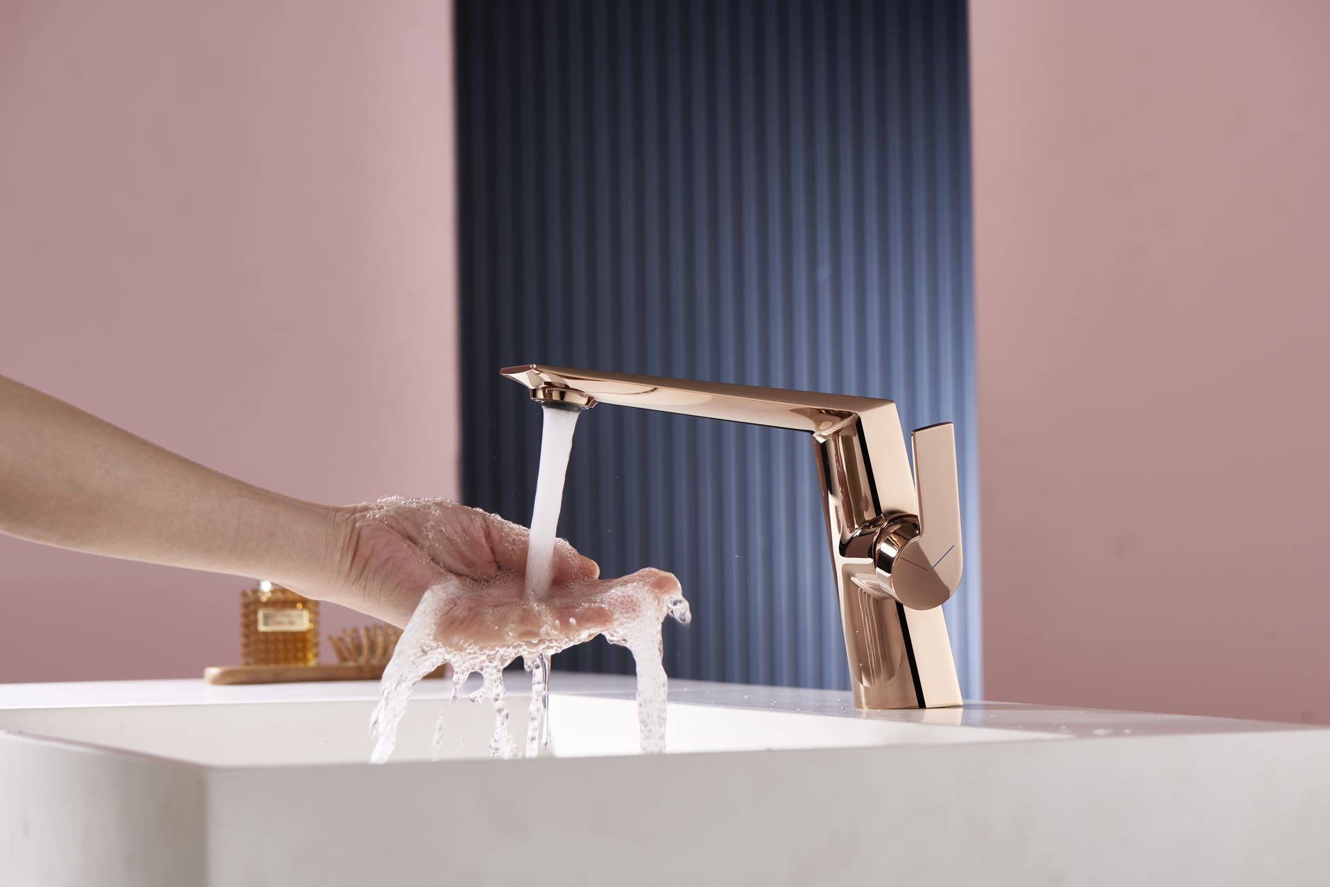 хромированный смеситель для ванной