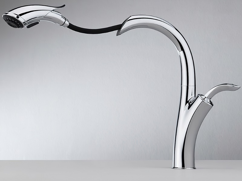 опустить кухонный смеситель с распылителем