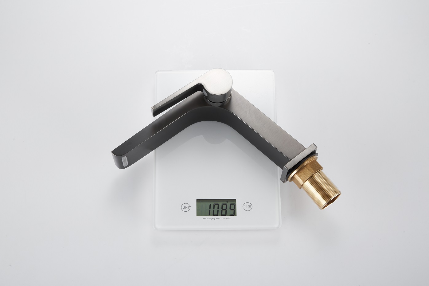 смеситель для ванной комнаты из матового никеля