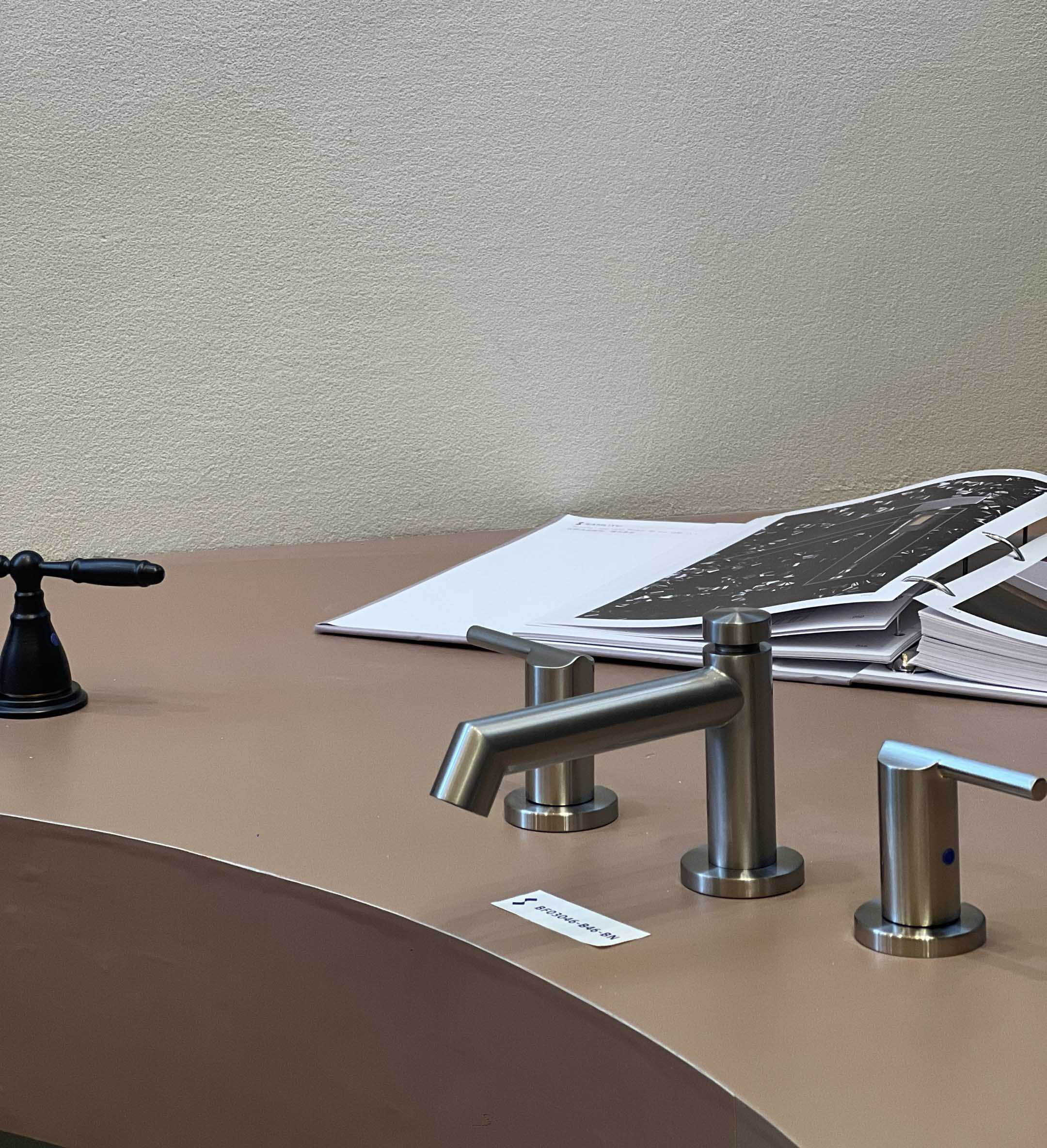 Смеситель для ванной на 3 отверстия