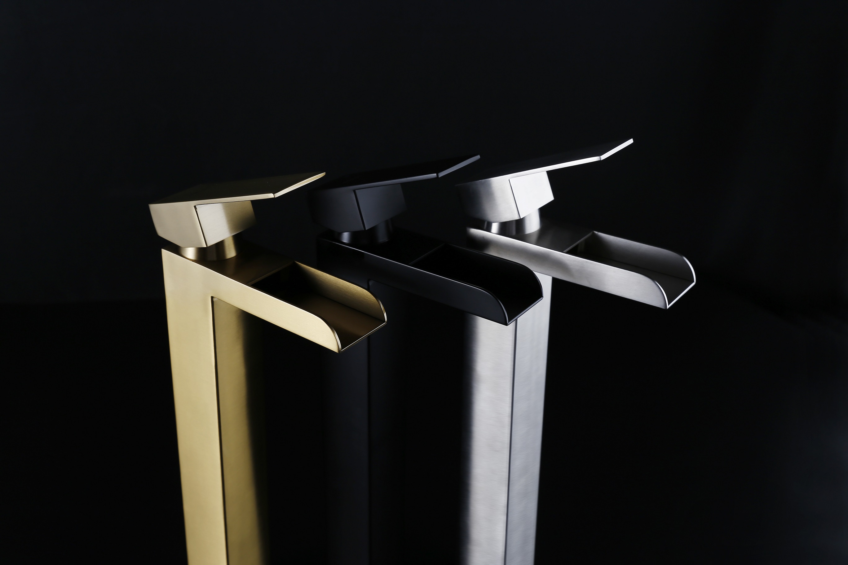 настенный смеситель для ванной комнаты