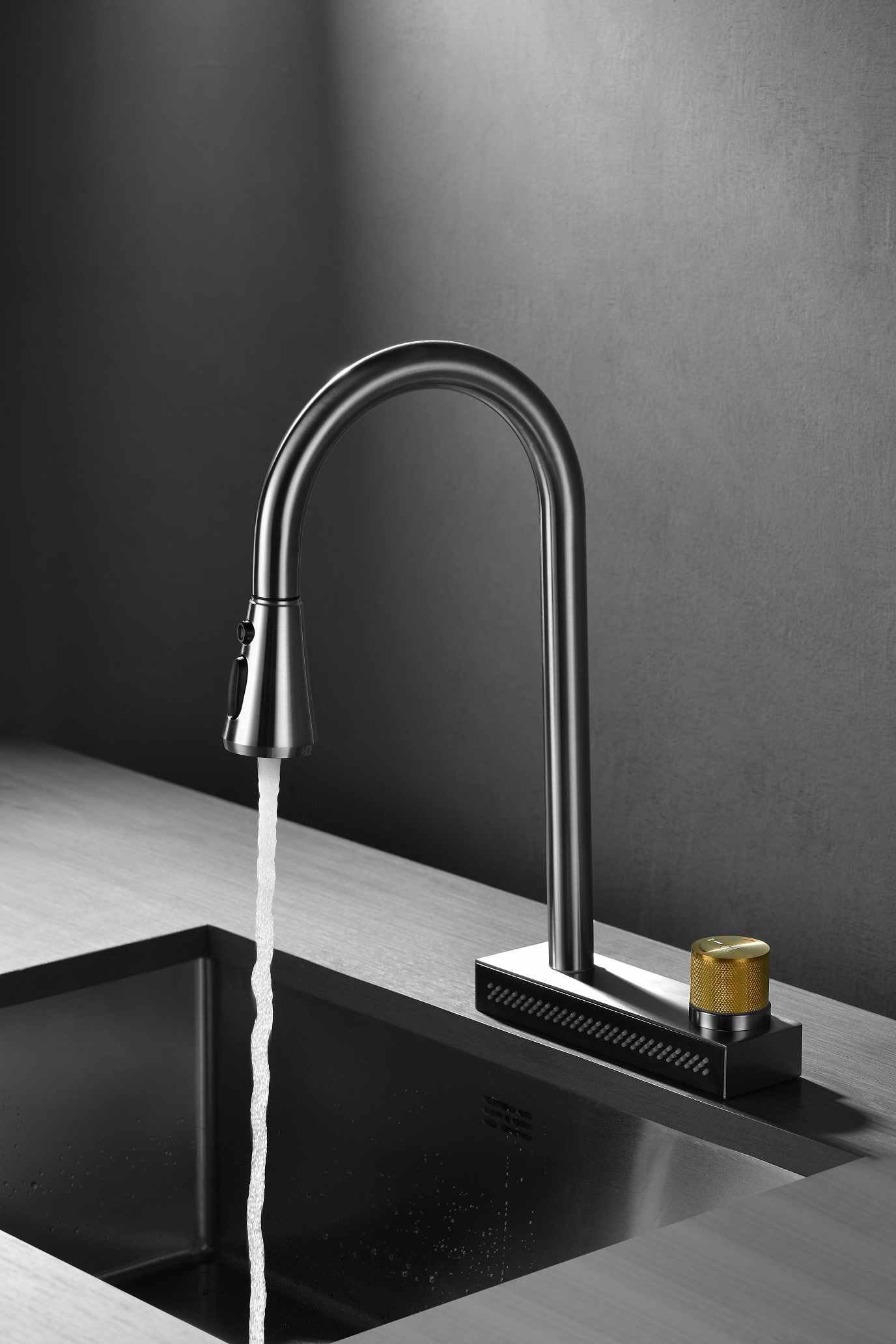 Хитрый матовой черный вытягивающий кухонный смеситель вытягивает спрынок